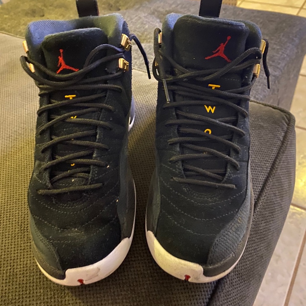 4y unisex Jordan sneakers!